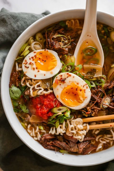 Asian Broth Recipe, Slow Cooker Ramen, Spicy Beef Ramen, Beef Ramen Recipe, Chuck Roast Crock Pot Recipes, Ramen Spicy, Beef Ramen, Chuck Roast Recipes, Pot Roast Crock Pot Recipes