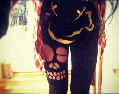 DIY Skull Leggings Diy Leggings, Diy Cut Shirts, Ripped Leggings, Cut Leggings, Fashion Tumblr, Skull Leggings, Shirt Diy, Skull Shirt, Rocker Chic