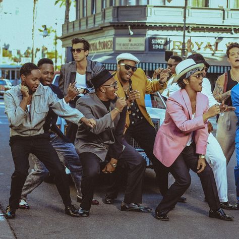 Bruno Mars Just Released the Feel-Good Music Video of the Year Bruno Mars Videos, Pink Tuxedo, Funk Music, Uptown Funk, Online Reading, Mark Ronson, 70s Disco, Mtv Videos, Daft Punk