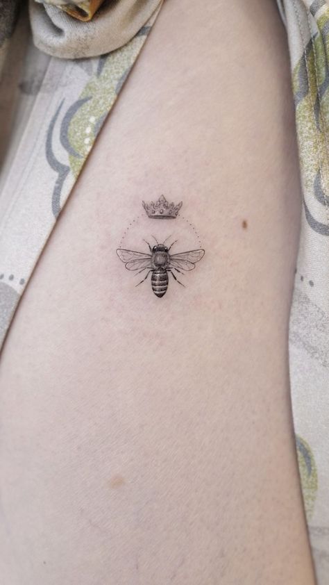 Let It Bee Tattoo Ideas, Fineline Bee Tattoo, Tiny Bee Tattoo, Simple Bee Tattoo, Honeybee Tattoo, Bee Tattoo Meaning, Mother Daughter Tat, Mother Daughter Tats, Queen Bee Tattoo