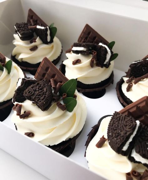 Black And White Cupcakes Ideas, Cupcake Designs For Men, Cupcakes For Boyfriend, Cupcake Arrangements, Cake For Boyfriend, Candy Drinks, Cupcake Cake Designs, Cupcake Recipes Chocolate, Gourmet Cupcakes