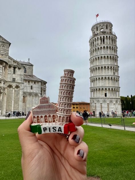 Pisa Tower Photo Ideas, Pisa Photo Ideas, Pisa Tower, Italy Vibes, Italian Aesthetic, Budapest Travel, Pisa Italy, Tower Of Pisa, Paris France Travel