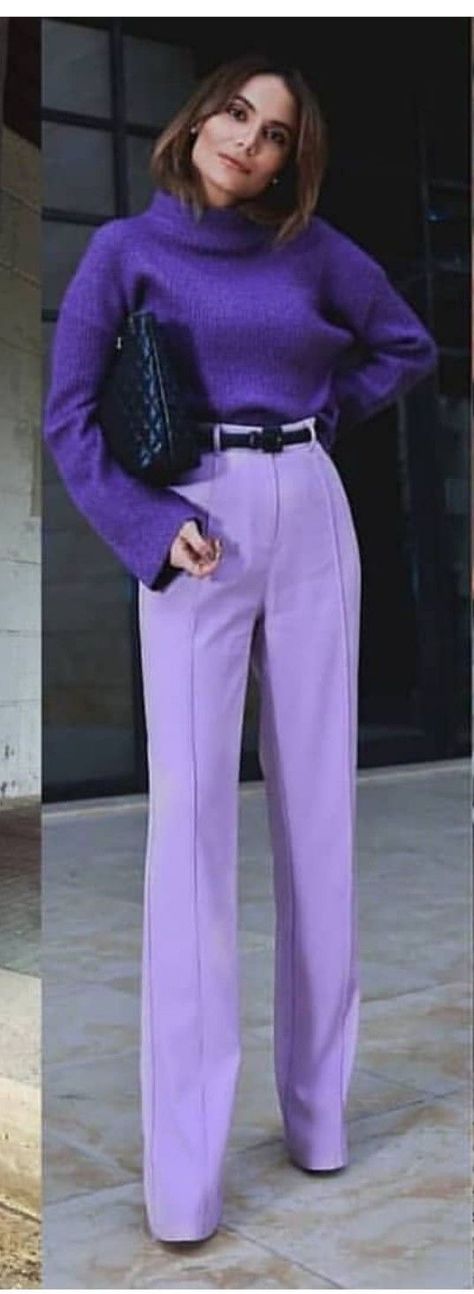 Cute and bright casual outfit for fall and winter. Purple Trousers Outfit, Purple Pants Outfit, Purple Fashion Outfit, Dramatic Clothes, English Outfit, Pants Outfit Work, Outfit For Fall, Outfits Con Jeans, Winter Pants Outfit