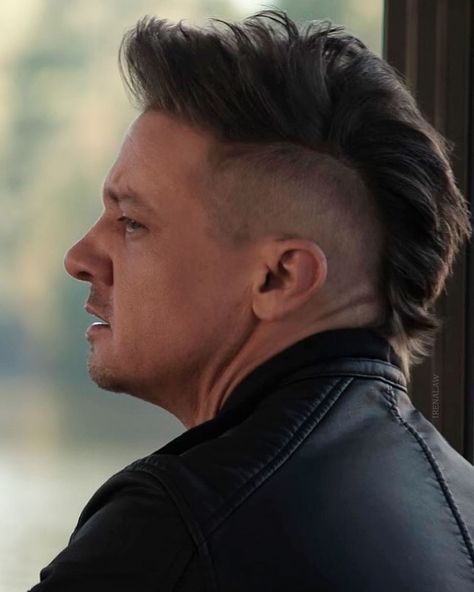 Ooohh, how HOT!🔥🔥🔥 #jeremyrenner #renner4real #avengersendgame #endgame #ronin #unexpectedsurprise #itwillbehot #cuterenni #lovehim #❤… Wallpaper Avengers, Ivy League Haircut, Hawkeye Avengers, Men's Cuts, Mohawk Haircut, Mohawk Hairstyles Men, Avengers Pictures, Avengers Imagines, Avengers Cast