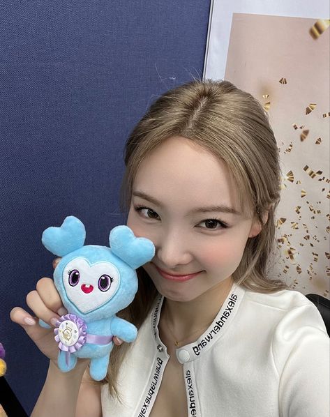 twice laburi lovely 5th anniversary selca selfie nayeon navely Twice Celebrate, Lovely Twice, Twice Group, Bts Twice, Chaeyoung Twice, Nayeon Twice, Im Nayeon, Bunny Girl, K Pop