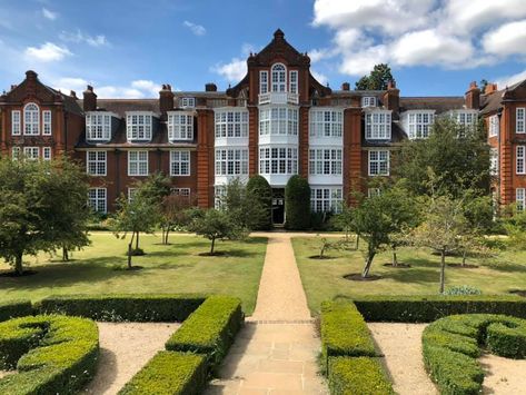 Prestigious College Aesthetic, Newnham College Cambridge, Cambridge Newnham, College Exterior, University Exterior, Newnham College, Harvard Dorm, Harvard University Campus, Harvard Campus