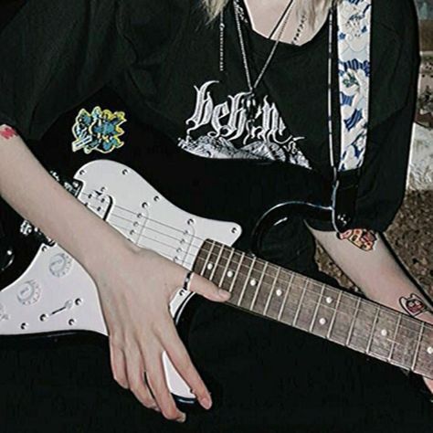 Grunge Black And White, Cute Aesthetics, White Aesthetics, Guitar Boy, Black Electric Guitar, Rock Aesthetic, Rockstar Aesthetic, Guitar Obsession, Fotografi Vintage