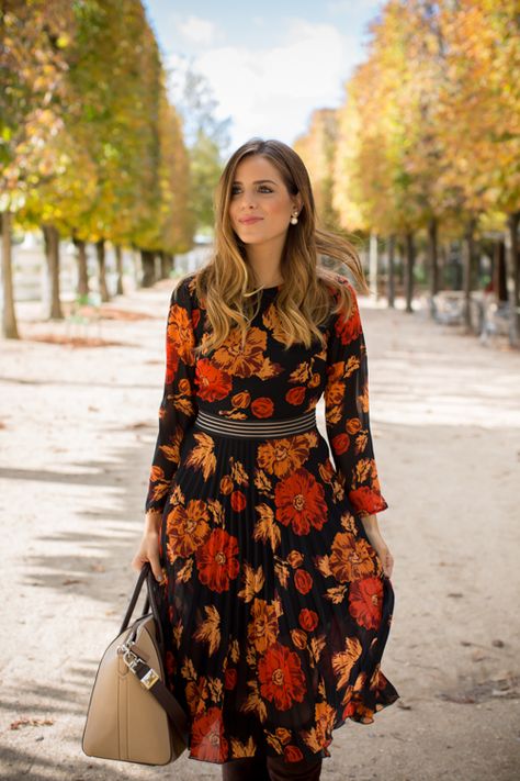 Tuileries Gardens In The Fall - Gal Meets Glam Soft Feminine Outfits, Gal Meets Glam, Cooler Look, Feminine Outfit, 가을 패션, In The Fall, Fall Winter Outfits, Fall Dresses, Look Fashion