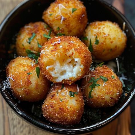 Arancini - Simply Recipes - Fewer Worries, More Delight Chicken Arancini Balls, Non Traditional Holiday Meals, Starter Ideas Appetizers, Christmas Eve Italian Dinner Ideas, Arancini Appetizer, Starter Food Ideas, New Years Eve Dinner Recipes, Arancini Recipe Easy, Nye Finger Foods