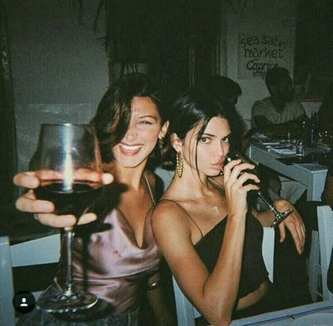 Kendall Jenner And Bella Hadid, Chat With Friends, Bella Hadid, Kendall Jenner, Flash, Wine, With Friends, Tumblr, Photography