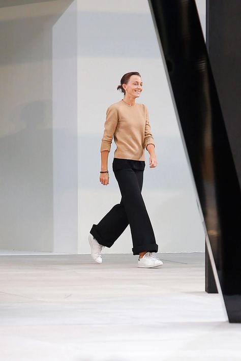 Phoebe Philo’s Personal Style | Vogue Fashion Gone Rouge, Carla Bruni, Phoebe Philo, Girls Uniforms, Katie Holmes, 가을 패션, Blake Lively, White Sneakers, Tennis Shoes