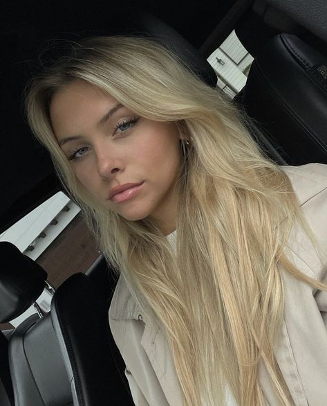 (ig: courtneyantalek) Courtney Antalek, Ash Blonde Hair, Blonde Woman, Cute Preppy Outfits, Ash Blonde, Pretty Selfies, Blonde Girl, Rainy Days, Hair Inspo