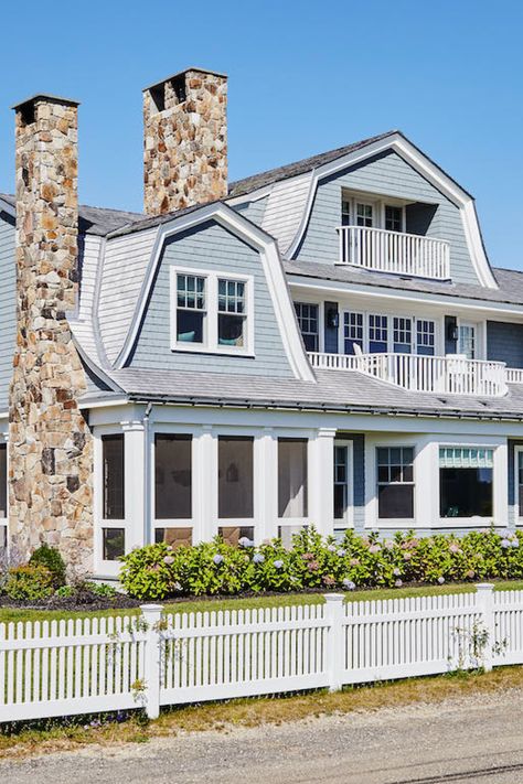 New England Home Exterior, New England Coastal Homes, Costal Farmhouse, Modern Coastal Home, Shingle Style Homes, Save File, Sims Building, New England Homes, Beach Cottage Style