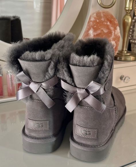 Winter Comfy Outfits, Grey Uggs, Cute Uggs, Uggs With Bows, Pretty Shoes Sneakers, Shoes Outfit Fashion, Shoe Wishlist, Funky Shoes, Uggs Outfit