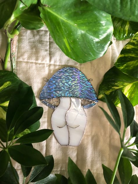 Blue psychedelic glass piece mushroom girl Mushroom Stained Glass Art, Stained Glass Mushroom Pattern, Mushroom Stained Glass Patterns, Stained Glass Mushrooms, Stained Glass Designs Templates, Mushroom Mosaic, Sgraffito Designs, Mushroom Designs, Glasses Ideas