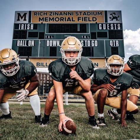 Individual Football Poses, Football Team Photo, Football Team Pictures, Graduation Party Pictures, First Football Game, Sports Portraits, Football Poses, Football Pics, Senior Football