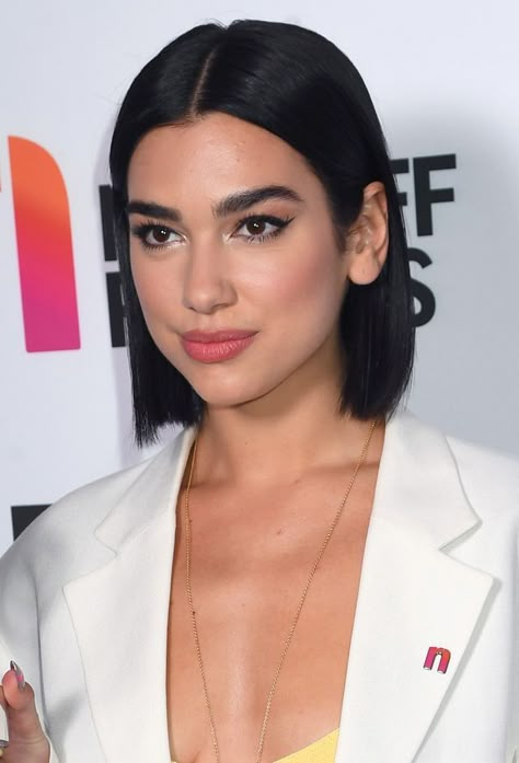 Dua Lipa Short Hair Bob, Dua Lipa Bob Haircut, Dua Lipa Hair Short, Dua Lipa Short Hair, Dua Lipa And Anwar Hadid, Dua Lipa Hair, Anwar Hadid, Short Hairstyle Ideas, Stylish Short Hair