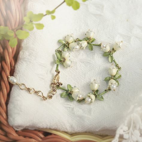 Lily Of The Valley Bracelet is a delicate nature jewelry on sale in Selenichast online shop. If you need a flower bracelet, this is the best choice. You will own a piece of fine jewelry. ﻿Inspired by the flowers of lily of the valley symbolizing good wishes and happiness, these little bell-shaped flowers earrings which grow in clusters are meant to be a good choose to give this exquisite Earrings to someone you love to wish them good luck and prosperity. The Lily Of The Valley Bracelet is made Lily Bracelet, Fairy Bracelets, Green Themed Wedding, Flowers Earrings, Plant Jewelry, Valley Flowers, Pretty Jewelry Necklaces, Good Wishes, 18k Gold Bracelet