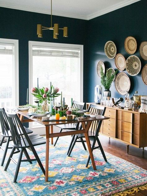 7 Beautiful Bohemian Dining Rooms We Love via MyDomaine | InteriorCrowd http://www.interiorcrowd.com Dining Room Navy, Mid Century Dining Room, Koti Diy, Bohemian Dining Room, Boho Dining Room, Dining Room Blue, Small Kitchens, 아파트 인테리어, Mid Century Dining