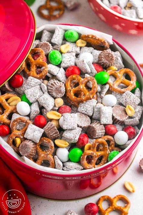 Learn how to make the best reindeer food with this easy recipe for Christmas Puppy chow, packed with peanut butter, chocolate, pretzels, and candy. Chex Mix Recipes Christmas, Christmas Muddy Buddies, Christmas Snack Mix, Puppy Chow Christmas, Muddy Buddy, Puppy Chow Recipes, Desserts Christmas, Thing To Make, Chex Mix Recipes