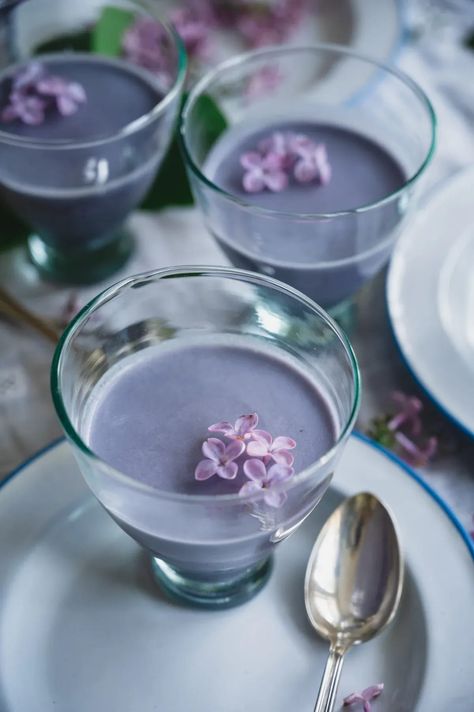 Lilac Recipes, Witchy Food, Vegan Panna Cotta, Floral Recipes, Floral Dessert, Brunch Bar, Spring Dessert, Panna Cotta Recipe, Kawaii Dessert