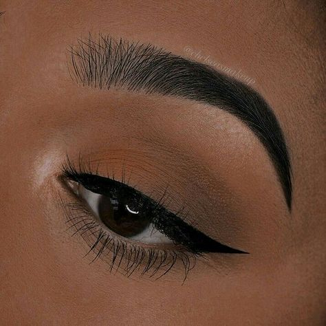 Simple Black Makeup Looks Natural, Eyeliner Designs Simple, Black Makeup Looks, Natural Eyeshadow Looks, Eyeliner Designs, Prom Eye Makeup, Simple Eyeshadow, Simple Eyeliner, Natural Eyeshadow