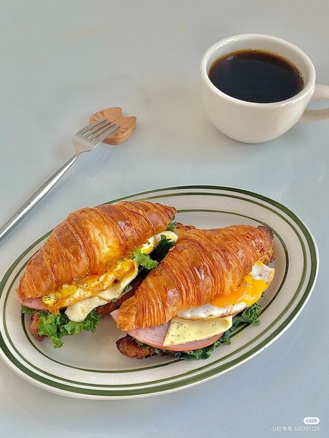 Clean Eating Low Carb, A Southern Soul, Eating Low Carb, Easy And Healthy Recipes, Croissant Sandwich, Breakfast Skillet, Summer Breakfast, Resep Diet, Healthy Food Dishes