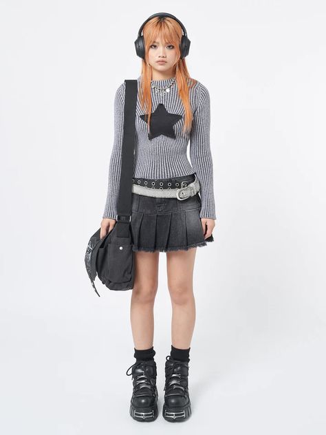 Nya Black Pleated Mini Skirt Pleated Hem Skirt Outfit, Mini Skirt Outfit Pleated, Mini Skirt Outfit Y2k Grunge, Grunge Outfits With Skirt, Jeans Mini Skirt Outfit, Y2k Fashion Skirt, Mini Pleated Skirt Outfit, Grey Skirt Outfit, Mini Denim Skirt Outfit