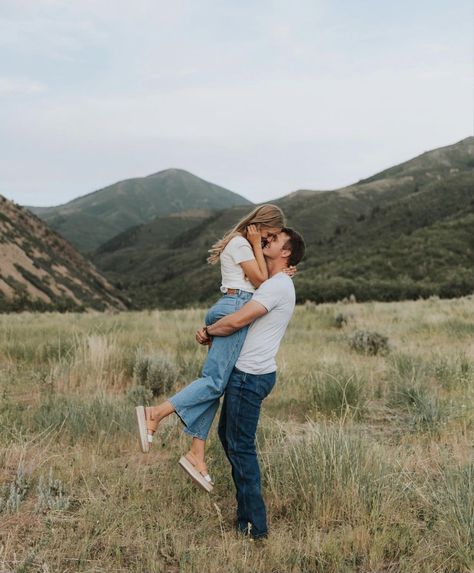 Engagement Photo Outfits Mountains, Engagement Pictures In Mountains, Couple Photo Outfits Summer, Neutral Engagement Photos Outfit Ideas, Denim Engagement Photos Outfit Ideas, Casual Summer Engagement Outfit, Lds Engagement Pictures, Engagement Photo Mountain, Causal Engagement Outfits