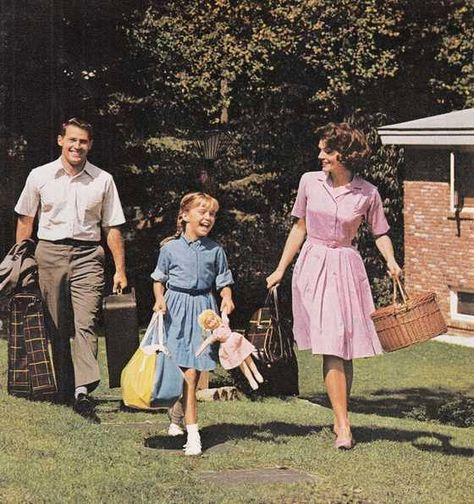 all packed up for a mid century family vacation 1950s Suburbia, Retro Telephone, Nuclear Family, Vintage Housewife, Vintage Family, Career Inspiration, Family Picnic, Job Ideas, Photo Vintage