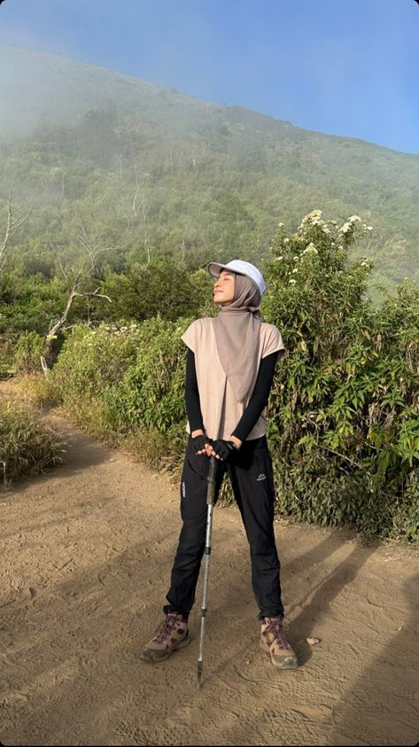 Hiking Outfit Women Hijab, Summer Hiking Fits, Ootd Hiking Hijab, Outfit Hiking Hijab, Hijabi Hiking Outfit, Hiking Women Outfit, Ootd Camp, Outfit Camping Hijab, Outfit Mendaki