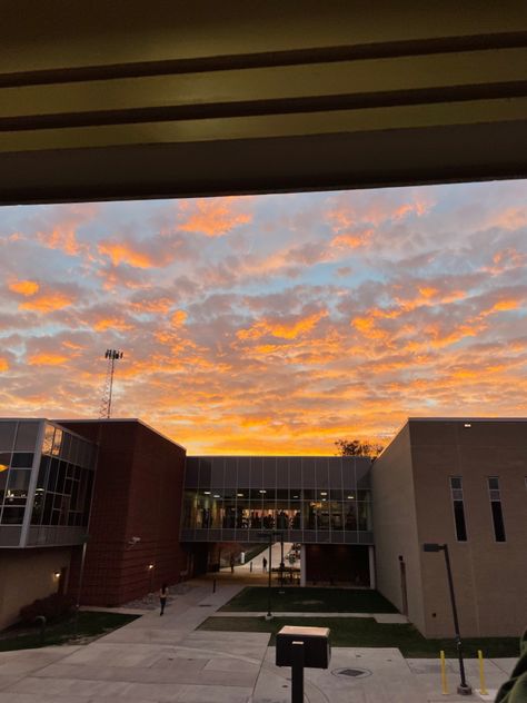 Sunset School, College Instagram, Fiona Gallagher, College Necessities, College Vision Board, George Mason, College Living, George Mason University, Base Image