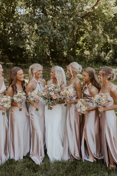 hair style is so nice it looks so good on me Glam Wedding Bridesmaids, Spring Satin Bridesmaid Dresses, Satin Wedding Dress Bridesmaids, Bridesmaid Colors Beach Wedding, Bridesmaid Dresses Late Summer, Light Cream Bridesmaid Dresses, Six Bridesmaids Photos, Champagne Wedding Colors Summer, Summer Wedding Astethic