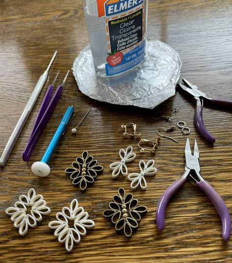 quilled earrings tutorial via allthingspaper.net Diy Quilling Earrings, Quilling Necklace, Quilling Instructions, Quilling Supplies, Diy Quilling Crafts, Quilling Jewellery, Paper Quilling Earrings, Paper Quilling Tutorial, Quilled Earrings