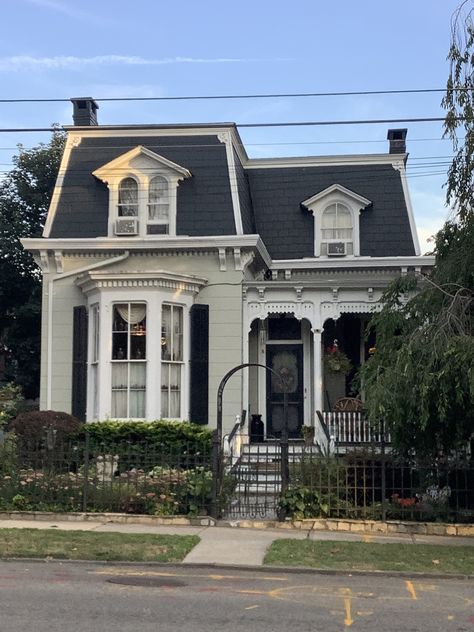 Early 1900s House Exteriors, Small Victorian House Exterior, Cute Vintage House Exterior, Old Houses Exterior, 1920s Home Exterior, Sims 4 Small Victorian House, Small Town House Aesthetic, Small House Ideas Exterior, Old Vintage House Exterior