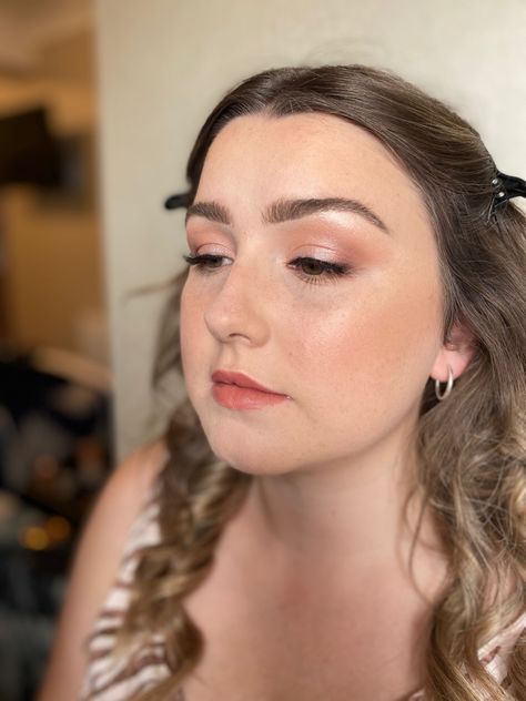 Bridesmaid Makeup Peach, Peachy Soft Glam, Soft Pink Bridesmaid Makeup, Natural Bridesmaid Makeup Hooded Eyes, Hooded Eye Bridesmaid Makeup, Bridesmaids Makeup Ideas Hooded Eyes, Bridal Makeup Peach, Barely There Wedding Makeup, Wedding Makeup Plus Size Bride