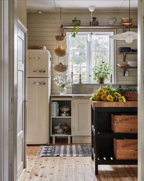 Swedish Country Interiors, Swedish Houses, Mission House, Scandinavian Cottage, Scandinavian Farmhouse, Swedish Cottage, Sweden House, Large Hallway, Swedish House