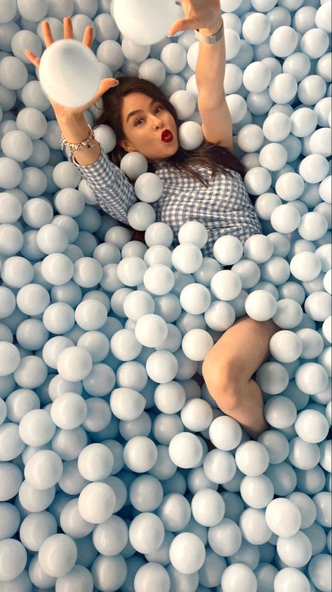 Ball Pit Photoshoot, Color Factory Nyc, Nyc Pictures, Nyc Photo Ideas, Color Factory, Museums In Nyc, Instagram Wall, Interactive Museum, Romantic Surprise