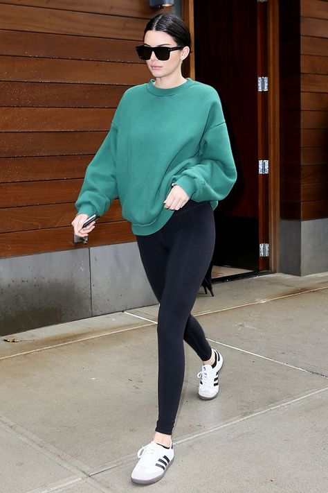 Kendall Jenner started wearing these black leggings years ago, and one editor has yet to find a pair that's more flattering. See and shop them here. How To Wear Sneakers, Leggings Outfit Casual, Look Legging, Cute Outfits With Leggings, Black Leggings Outfit, How To Wear Leggings, Fall Leggings, Party Kleidung, Kendall Jenner Outfits