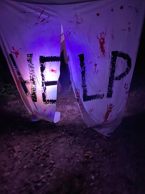 Halloween Scary House Ideas, Diy Haunted Trail Ideas Forest, Scary Hayride Ideas, Spooky Hayride Ideas, Scary Haunted Trail Ideas, Haunted Halloween Trail Ideas, Scary Clown Haunted House Ideas, Spook Trail Ideas, Haunted Trail Ideas Diy