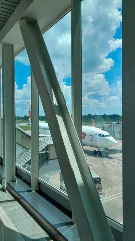 Bandara Bali, Airport Prank, Airport Snap, Plane Window View, Gold Wallpaper Background, Airport Pictures, Airport Aesthetic, Airport Photos, Kota Kinabalu