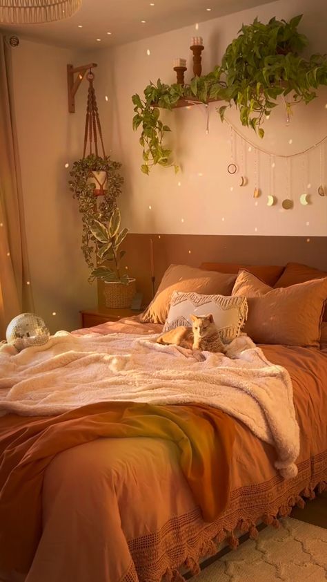 Boho Color Bedroom Ideas, Bedroom Boho Lighting, Room Inspo Terracotta, Mid Century Modern Bedroom Maximalist, Room Decor Bedroom Orange, Bedroom With Orange Walls, House Vibes Interior Design, Master Bedrooms Maximalist, Bedroom Inspo Autumn