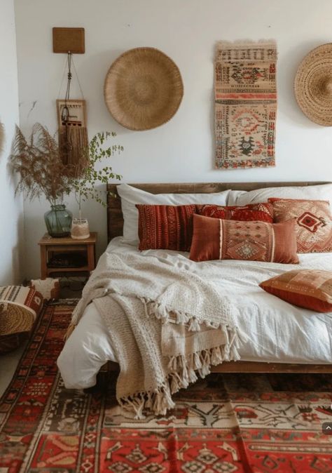 Mexican Bedroom, Beige Decor, Bedroom Decoration Ideas, Bedroom Ideas Inspiration, Bedroom Decor Lights, Boho Chique, Boho Style Bedroom, Creative Bedroom, Bohemian Bedroom Decor