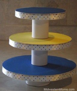 DIY Cupcake Stand with soup cans and cake boards. Homemade Cupcake Stands, Yummy Cupcake Recipes, Cake Stands Diy, Diy Cake Stands, Cardboard Cupcake Stand, Diy Cupcake Stand, Moldes Para Baby Shower, Diy Cake Stand, Cupcake Tiers Stand