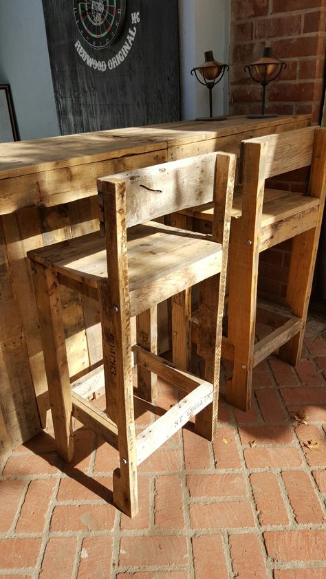 Pallet Bar Chairs, Homemade Bar Stools Wood, Chaise Bar Palette, Diy Rustic Bar Stools, Diy Wood Bar Stools, Diy Bar Stools With Back, Homemade Bar Stools, Pallet Bar Table, Outside Bar Stools