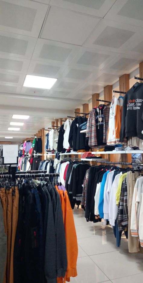 Clothes Store Ideas, Clothes Shop Interior, Men Clothes Shop, Shopping Snap Story, Ebay Reinstatement, T Shirt Display, T-shirt Display, Shopping Pictures, Clothing Store Displays