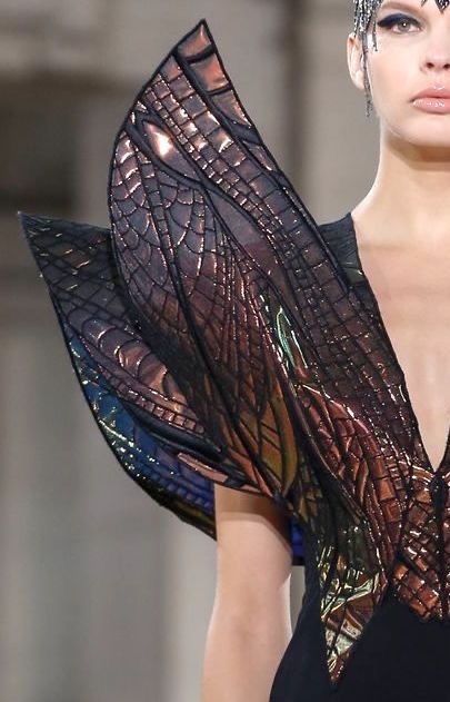 #dress Bug Inspired Fashion, Metamorphosis Fashion, Tony Ward Couture, Robes Glamour, 2019 Couture, Fashion Pics, Tony Ward, Dress Sketches, Weird Fashion