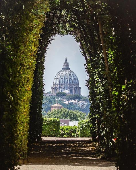 Architecture Dose on Instagram: “View of St.Peters from the Keyhole - Aventine Hill 💚 📸: @kistography📍#Rome #Italy #architecturedose _______________________________…” Aventine Keyhole, Roman Fountain, Places In Rome, Rome View, Rome City, Most Instagrammable Places, Italy Photography, Italy Aesthetic, Trevi Fountain