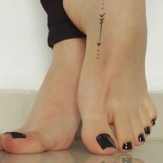 Photos of Sexy Feet (@tootsie_brigade) • Instagram photos and videos Foot Tattoos For Women, Pretty Toe Nails, Cute Toe Nails, Black Nail Polish, Arrow Tattoo, Black Nail, Foot Tattoo, Mom Tattoos, Ankle Tattoo