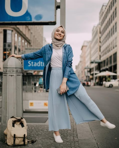 pelin_sarkaya Fesyen Islam, Hijabista Fashion, Estilo Hijab, Oversized Denim Shirt, Modern Hijab, Hijab Look, Street Hijab Fashion, Modern Hijab Fashion, Hijab Style Casual